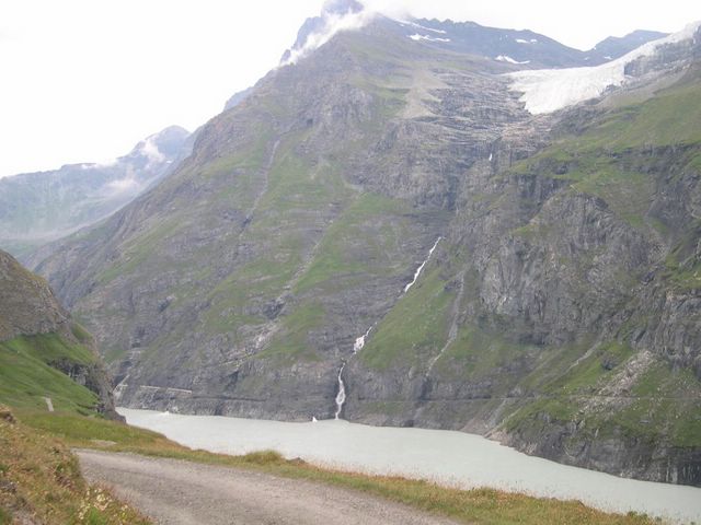 une arrivee d eau sous la montagne pour la centrale de Fionnay